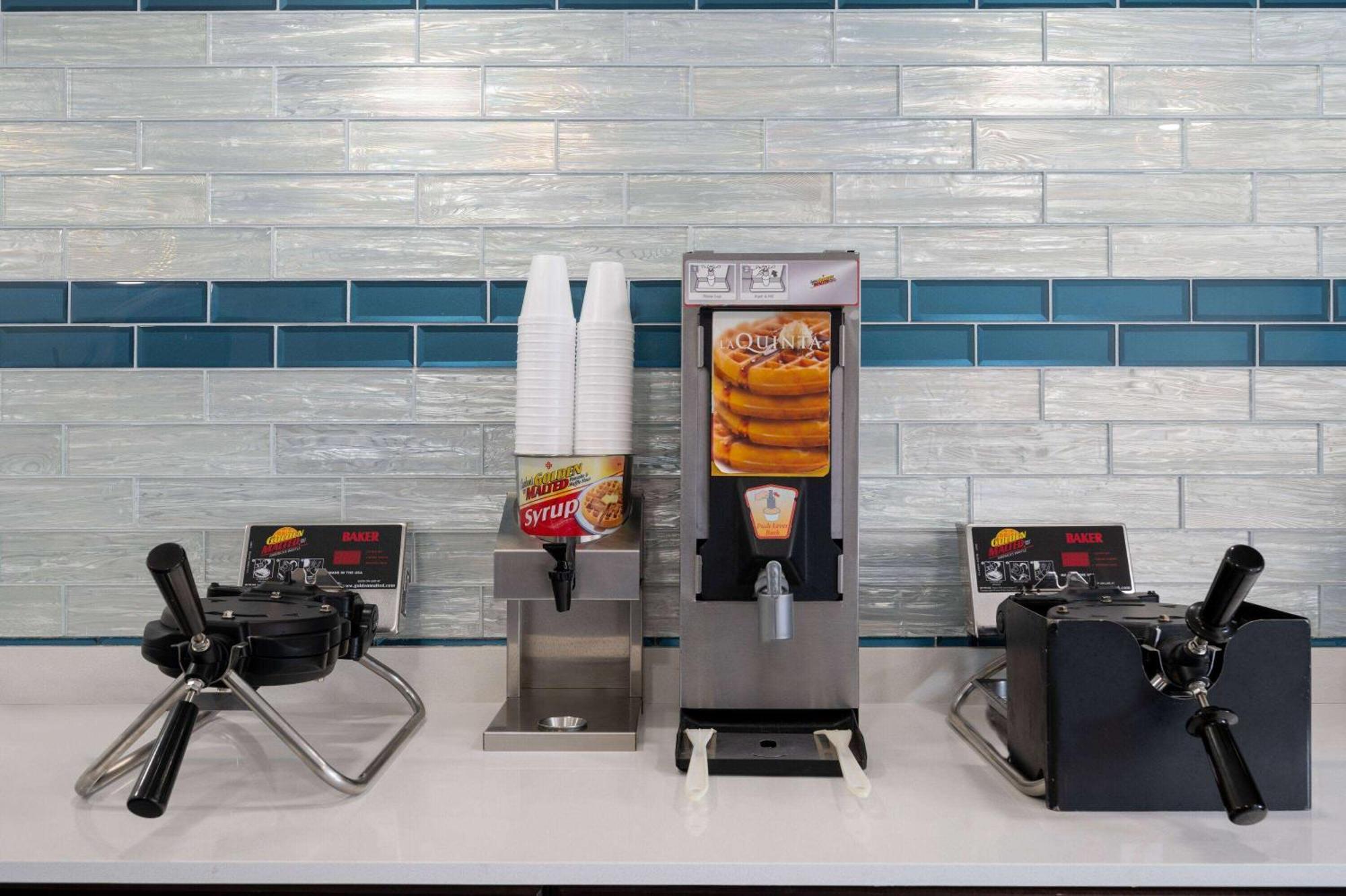 La Quinta Inn By Wyndham Indianapolis Airport Executive Dr Exterior foto
