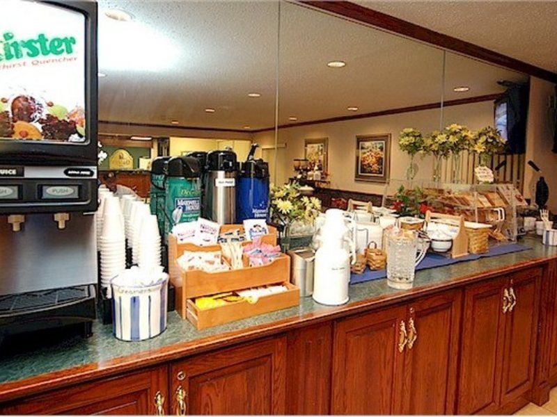 La Quinta Inn By Wyndham Indianapolis Airport Executive Dr Exterior foto